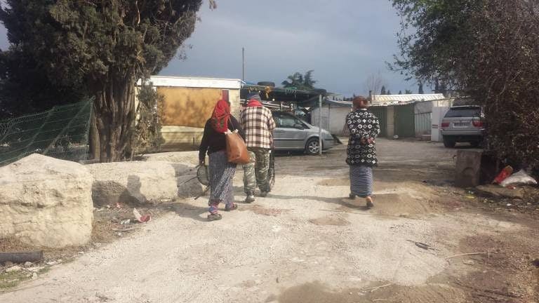 Trois femmes entrent dans le bidonville dit du Zénith 2, à Montpellier