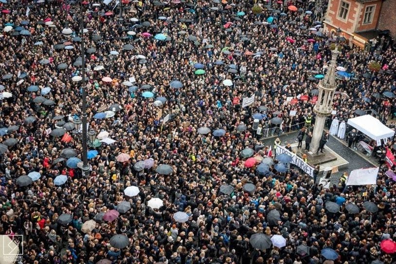 Une foule remplacée à Varsovie lors de la marche des femmes