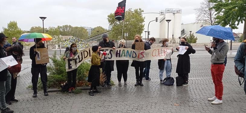un collectif d'étudiants handicapés manifeste à l'université de Paris