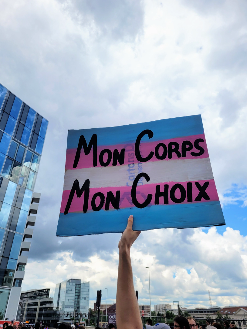 Lors d’un rassemblement de soutien à Mathis devant le tribunal administratif de Lyon en mars 2023.