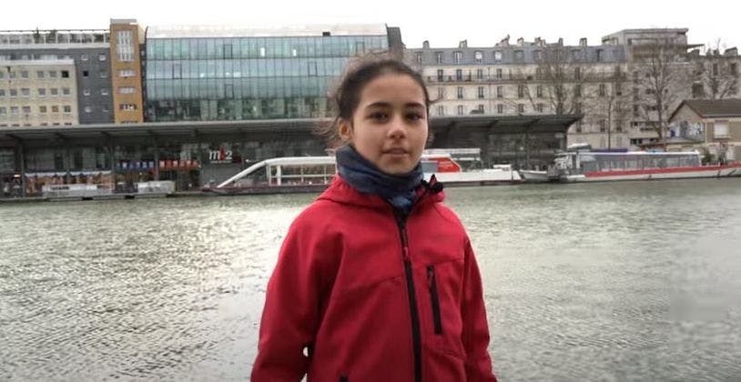 Une élève devant le canal de l'Ourcq pendant sa présentation