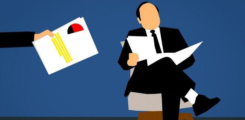 Une main tend un document à l'attention d'une personne en costume lisant des documents