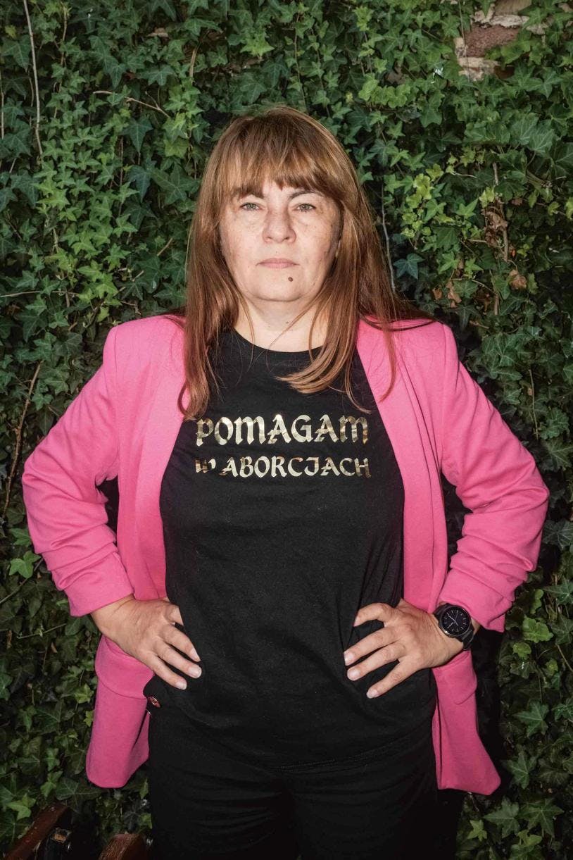 Justyna Wydrzynska, militante féministe, avec un tee-shirt pro-avortement