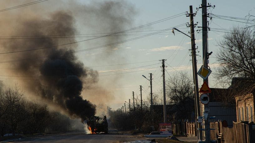 Voiture brulée sur une route en Ukraine
